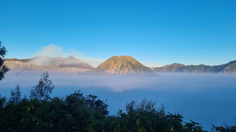 Gunung Batok dan Bromo dari depan hotel (Foto: Dokpri MomAbel)