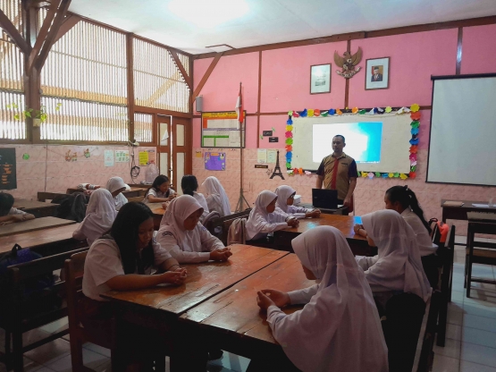 Gambar 1. Mengawali pembelajaran dengan salam
