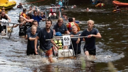 Bed Race, lomba membawa kasur melewati kota dan sungai. Sumber: https://www.bedrace.co.uk/