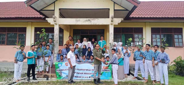 Foto bersama  Kepala Sekolah, Kepala Konservasi PT.GSIP-AMR, dewan guru, dan siswa-siswi. Sumber: SMP Indah Makmur.