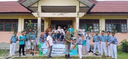 Foto penyerahan bibit tanaman endemik dari Kepala Konservasi PT.GSIP-AMR ke pihak sekolah SMPN 2 Pangkalan Banteng. Sumber: SMP Indah Makmur