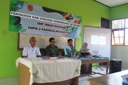 Foto ketika Kepala SMP Indah Makmur memberikan sambutan diacara kegiatan konservasi di Lab. IPA SMPN 2 Pangkalan Banteng. Sumber: SMP Indah Makmur.