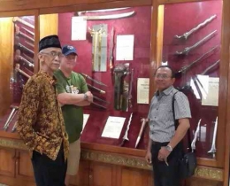 Juru Pelihara Museum Geusan Ulun Sumedang Pak Ahmad (alm) di kiri dan David Henkel di Geusan Ulun Sumedang 3 Februari 2014. (Foto Tira Hadiatmojo)