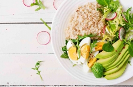 Ilustrasi oatmeal dengan sayur (Foto : Katadata)