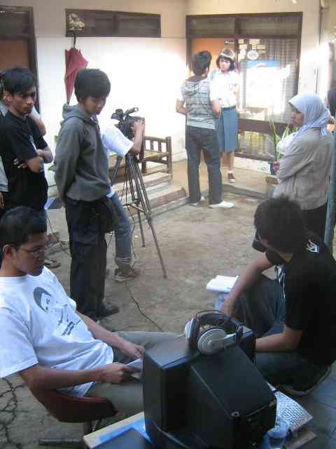 Kru dan pemain sebagian besar masih mahasiswa yang berkuliah di Bandung. (Dok. Salman Films)