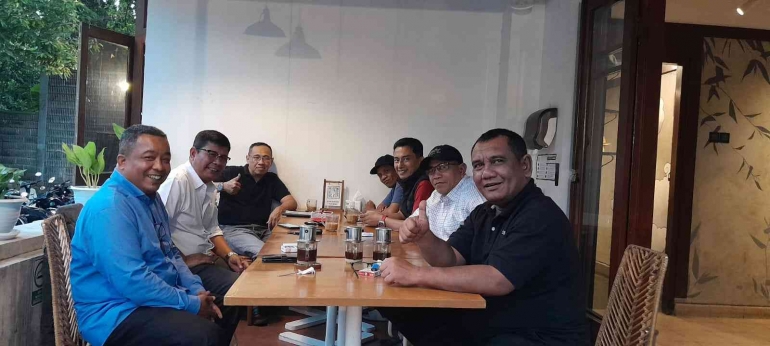 Diskusi panjang lebar soal banyak hal dengan Syauqi di sebuah kafe di Bandung, Jawa Barat. (foto dokpri)