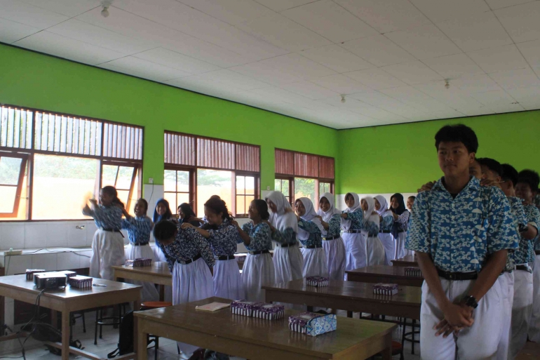 Foto kegiatan ice breaking yang diikuti oleh siswa-siswi SMP Indah Makmur dan SMPN 2 Pangkalan Banteng. Sumber: SMP Indah Makmur. 
