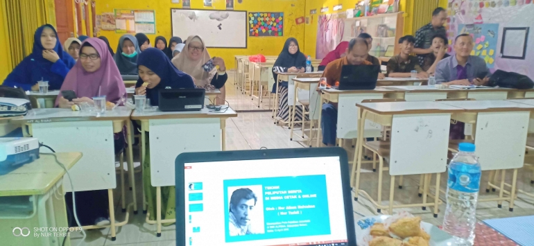Nur Terbit jadi pemateri di pelatihan menulis bagi guru dan siswa di salah satu SMK di Kota Bekasi (dokpri) 