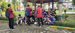 Ilustrasi: Peserta Popda Kabupaten cabor sepak bola SMP 1 Jati, Kudus, Jawa Tengah, persiapan bersama guru-pelatih, 6/3/2024. (Dokumentasi pribadi)