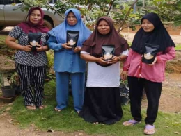 Para ibu dari Belida bangga memamerkan produk WayKan Coffee mereka yang siap dijual (dok foto: Comdev BWKM)