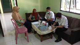 Pemeriksaan tekanan darah karyawan KUA Jatiroto (Hamim Thohari Majdi)