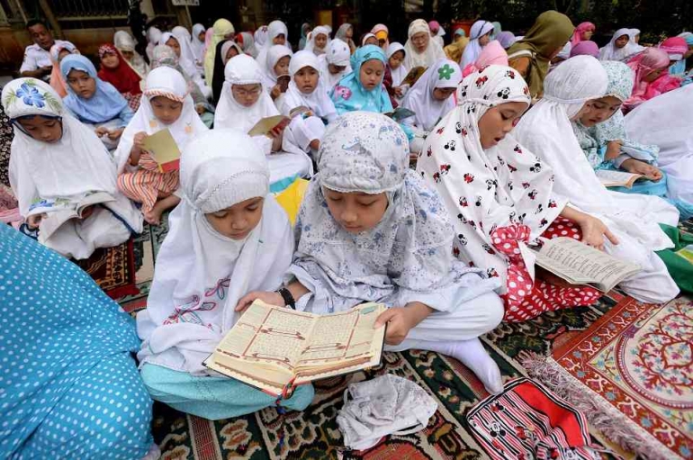 Siswa Membaca Al-Quran. (Sumber: Wawan H Prabowo/Kompas.id)