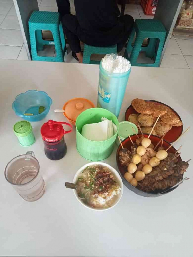 dokumentasi pribadi pada saat makan soto pagi hari di kawasan Bukit Sari Tembalang Semarang Jawa Tengah