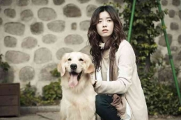 Ha Jung Hwa bersama anjingnya (Sumber: AsianWiki)