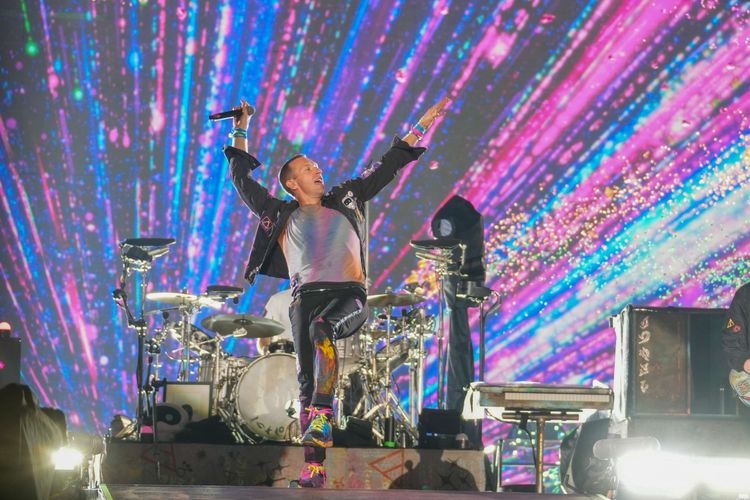 Vokalis Coldplay Chris Martin beraksi dalam konser Music of the Spheres World Tour, di Stadion Utama Gelora Bung Karno, Jakarta, Rabu (15/11/2023). (KOMPAS.com/RODERICK ADRIAN)