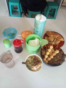 dokumentasi pribadi pada saat makan soto pagi hari di kawasan Bukit Sari Tembalang Semarang Jawa Tengah