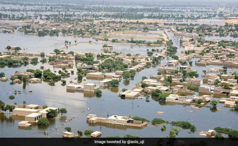 Sebuah kota tenggelam dalam banjir di Pakistan. | Sumber: Twitter/@anis_uji/Azer News