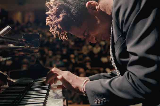 Lagu It Never Went Away diciptakan dan dibawakan oleh Jon Batiste (sumber gambar: Rolling Stone) 