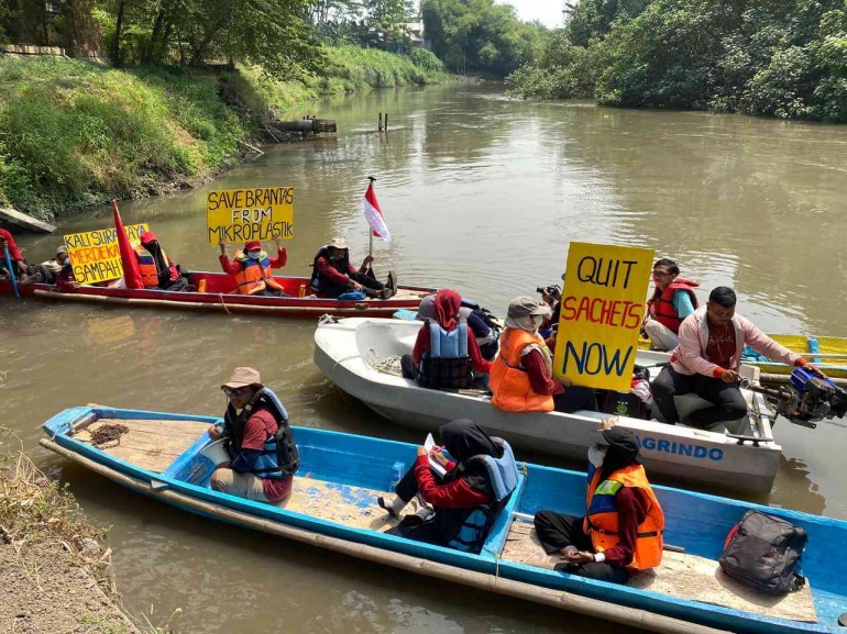 Kegiatan Susur Sungai di Indonesia mencari sampah plastik-Foto: Dok Ecoton/Ekspedisi Sungai Nusantara
