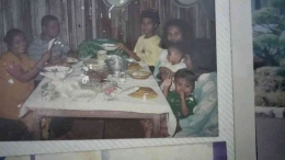 Momen makan bareng bersama orangtua Kakak Nur. (Sumber gambar: dokpri/Billy Steven Kaitjily)