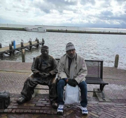 Berpose dengan patung nelayan di Dijk van Volendam. Sumber gambar dokumen peibadi