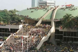 Gedung parlemen, saksi lengsernya Soeharto pada tahun 1998 dan dimulainya era Reformasi (dok foto: Kompas/Eddy Hasbi)