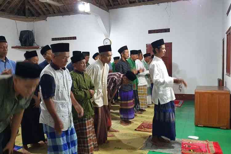 Jamaah Masjid Aolia, menggelar shalat tarawih pertama, Rabu (6/3/2024) malam. (KOMPAS.com/markus yuwono)