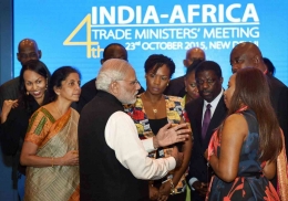 Perdana Menteri India Narendra Modi (tengah) bertemu dengan delegasi menteri perdagangan Afrika di New Delhi. | Sumber: thewire.in