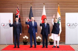 Perdana Menteri India Narendra Modi (paling kanan) berpose dengan para pemimpin Quad. | Sumber: The Warsaw Institute Review
