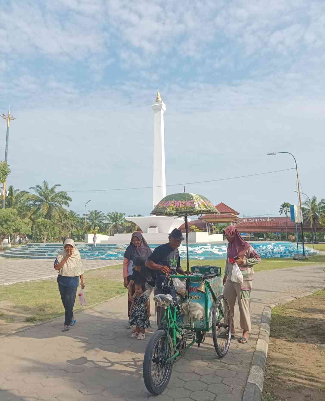 Alun-alun Madiun dengan miniatur Monas nya yang ikonik (dokpri)