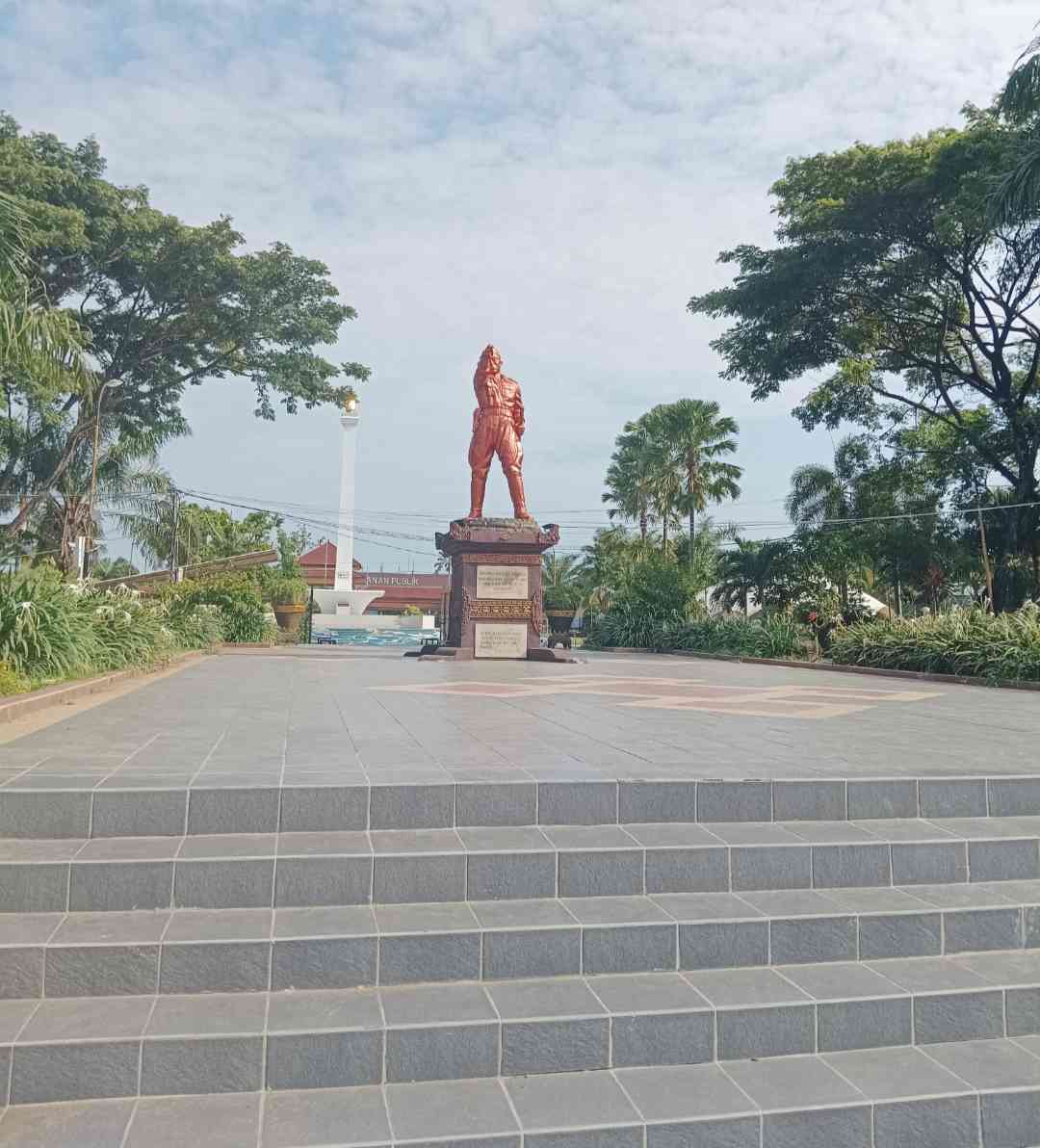 Monumen Kolonel Marhadi, terletak di sisi pintu masuk selatan alun-alun Madiun (dokpri)