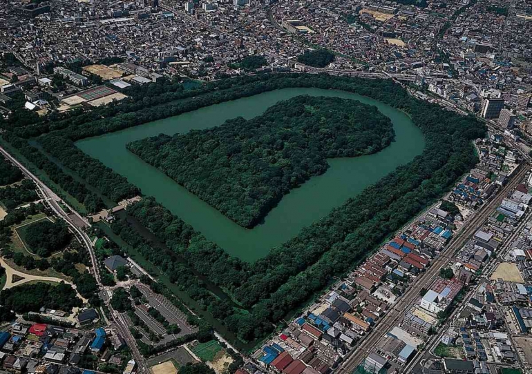 Sumber: Kofun: Megalithic Keyhole-Shaped Tombs That Belonged To High Status People In Japan - (messagetoeagle.com)