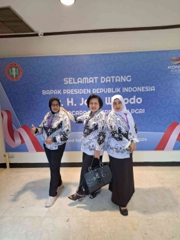Bunda Retno NTT , mbak Tina Kalbar dan mbak Najdra SulTeng (Tiga serangkai Perempuan PGRI)/ Bunda Retno