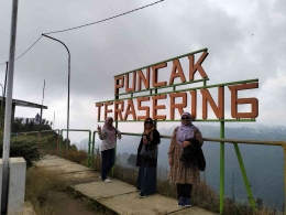 Puncak Terasering merupakan destinasi wisata Kabupaten Majalengka yang banyak di kunjungi oleh turis lokal dan Internasional, tampak dari kanan Prof. 