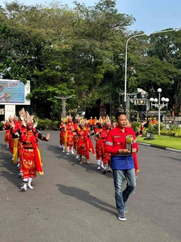 Bapak Pj Walikota Malang bersama rombongan penari melakukan kirab piala Adipura, dokumentasi Bintaraloka (Dokpri)