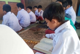 Ilustrasi Anak Sekolah membaca Al-Qur'an Saat Ramadan (Foto: Dokpri)