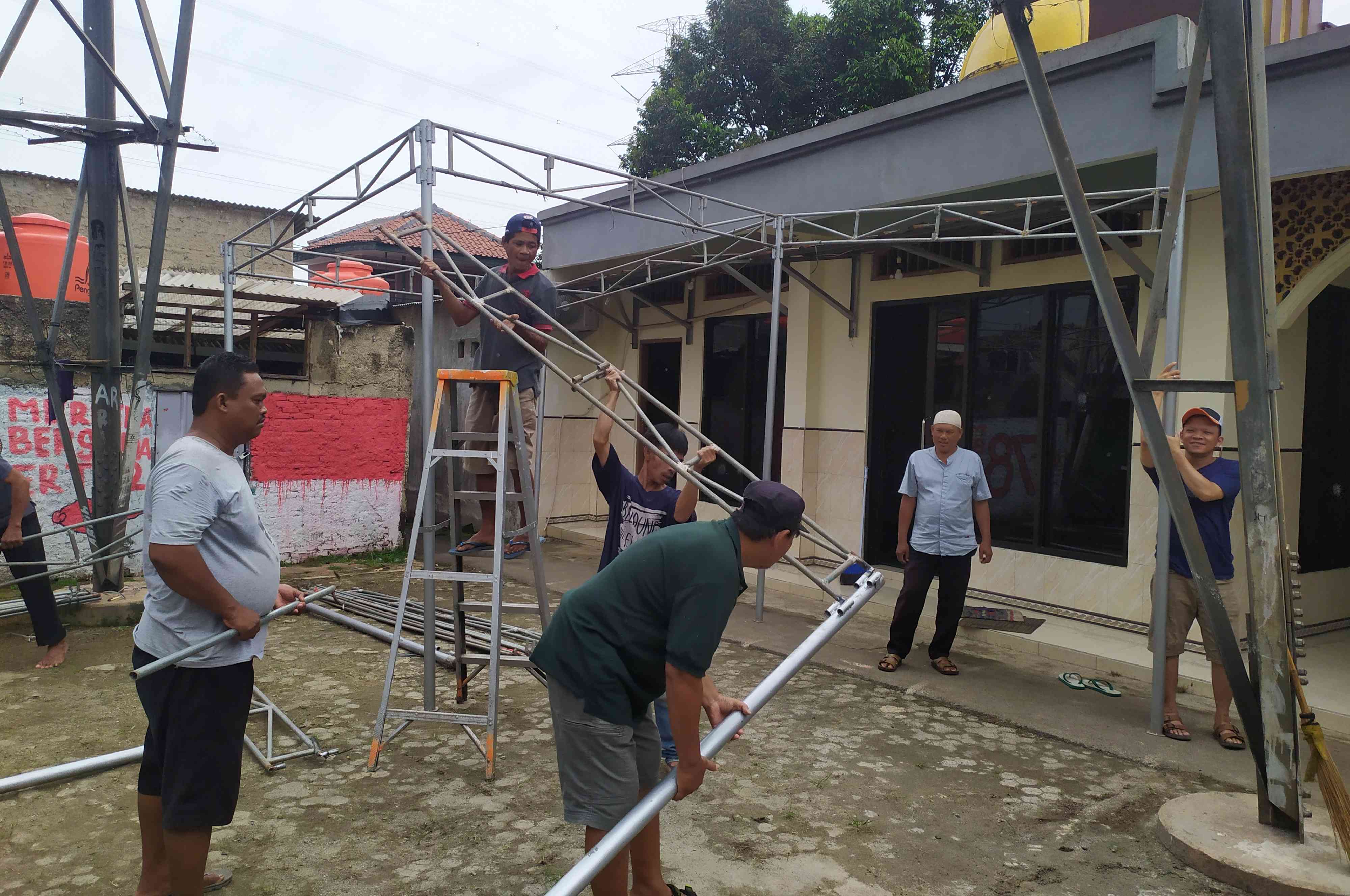 Pemasangan tenda di samping Musholla As Syukur (Foto Setiyo).