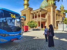 Bus yang sudah parkir di depan Masjid Al Aqsha yang akan digunakan untuk rekreasi | dokpri