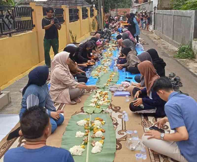 Warga Desa Sukajaya Sukatani Purwakarta Munggahan Makan Nasi Liwet Sepanjang 200 Meter/Aris Suandi