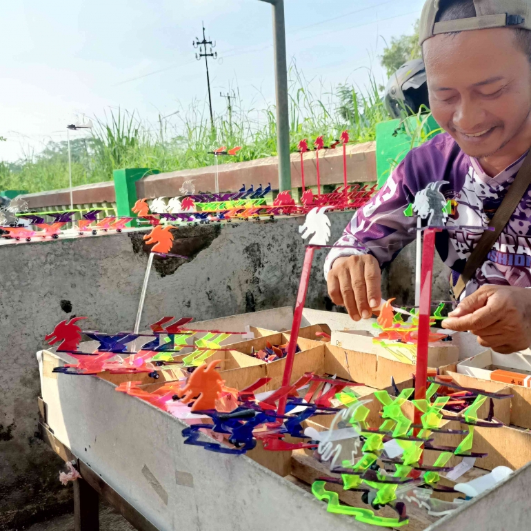 Dokpri. Penjual mainan acrylic langganan anak saya, laris manis menjelang Ramadhan. 