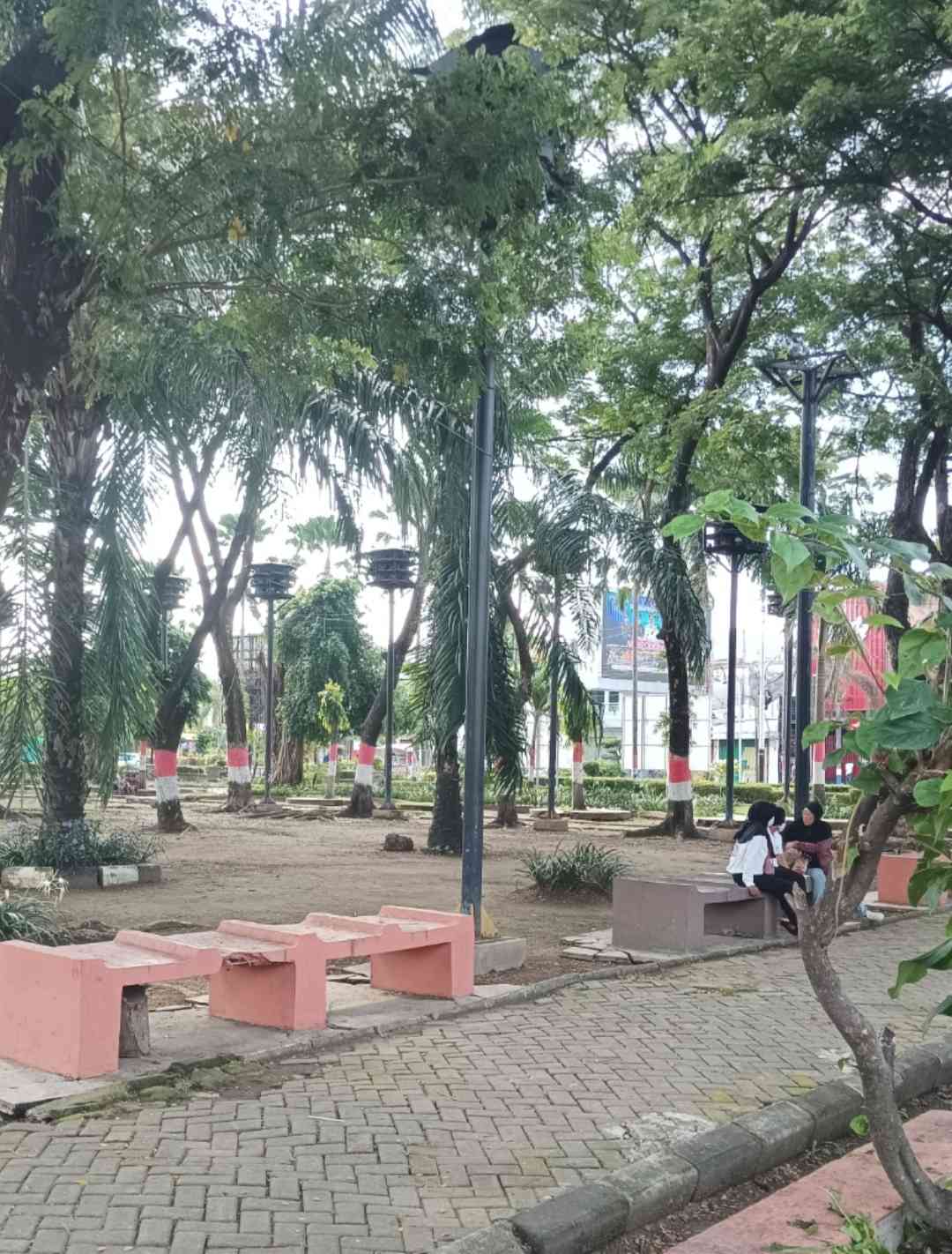 Tempat duduk di sekeliling alun-alun, bisa dimanfaatkan untuk bersantai sambil menulis artikel Kompasiana (dokpri)