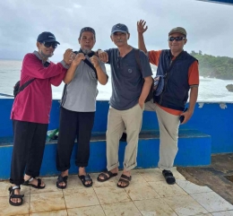 Rombongan bapak-bapak anggota koperasi Makmur Munggahan ke pantai Kukup, Yogyakarta (dokpri)