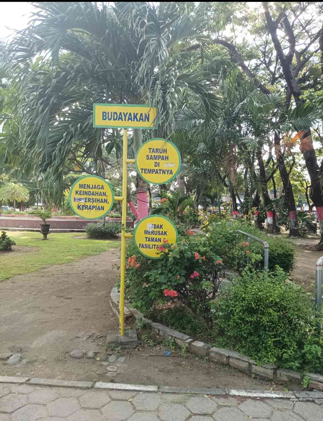 Suasana di alun-alun Madiun. Tempat favorit untuk ngabuburit (dokpri)