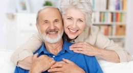 Ilustrasi gambar pasangan lansia sedang bahagia - sumber gambar: healty.okezone.com