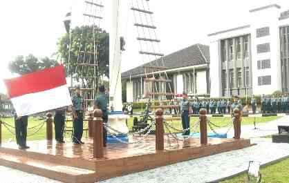 Upacara Bendera Pada Sebuah Lembaga TNI AL (Dokumen Bagpen Seskoal)