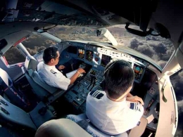 Ilustrasi pilot dan kopilot di kabin pesawat (sumber: Pilot Magazine via health.grid.id )