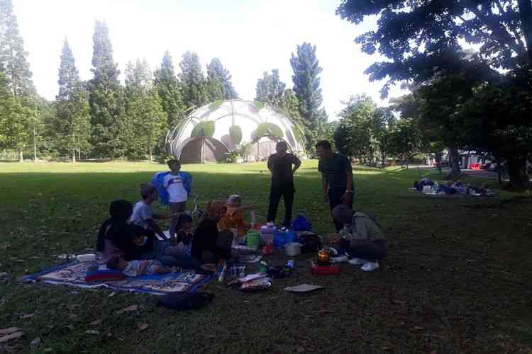 Warga Bogor, Jawa Barat, menggelar tradisi cucurak di Kebun Raya Bogor.(KOMPAS.COM/RAMDHAN TRIYADI BEMPAH)