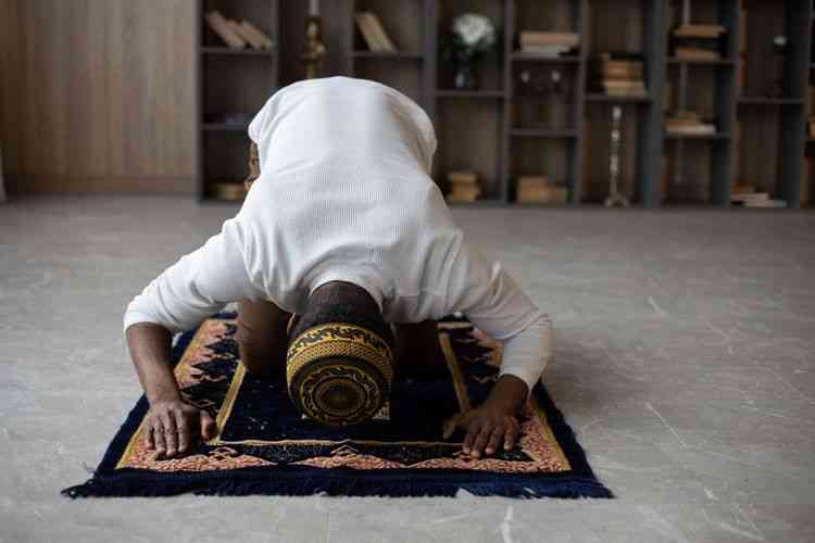 Shalat, salah satu bentuk ekspresi syukur kepada Allah SWT. (Sumber Gambar: Pexels via Kompas.com)