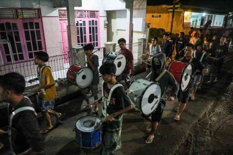 Aktivitas membangunkan orang sahur di Pekalongan. (Dok Pemprov Jateng dipublikasikan kompas.com)
