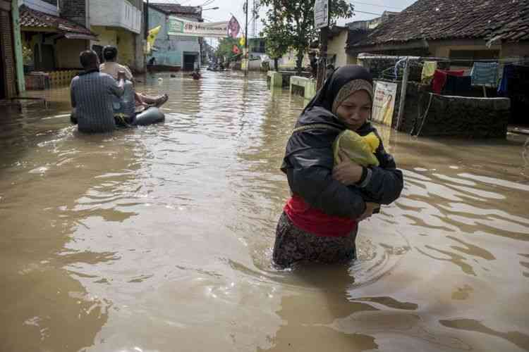 Ilustrasi -- Banjir setinggi paha orang dewasa di Bojong Asih, Kab Bandung, Jabar (8/3/2019)) (Foto: kompas.com/ANTARA FOTO/NOVRIAN ARBI)